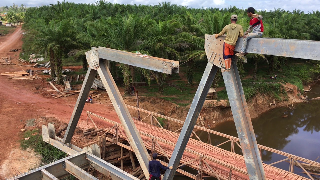 Boven Digoel - Pekerjaan pemasangan jembatan rangka baja part 3
