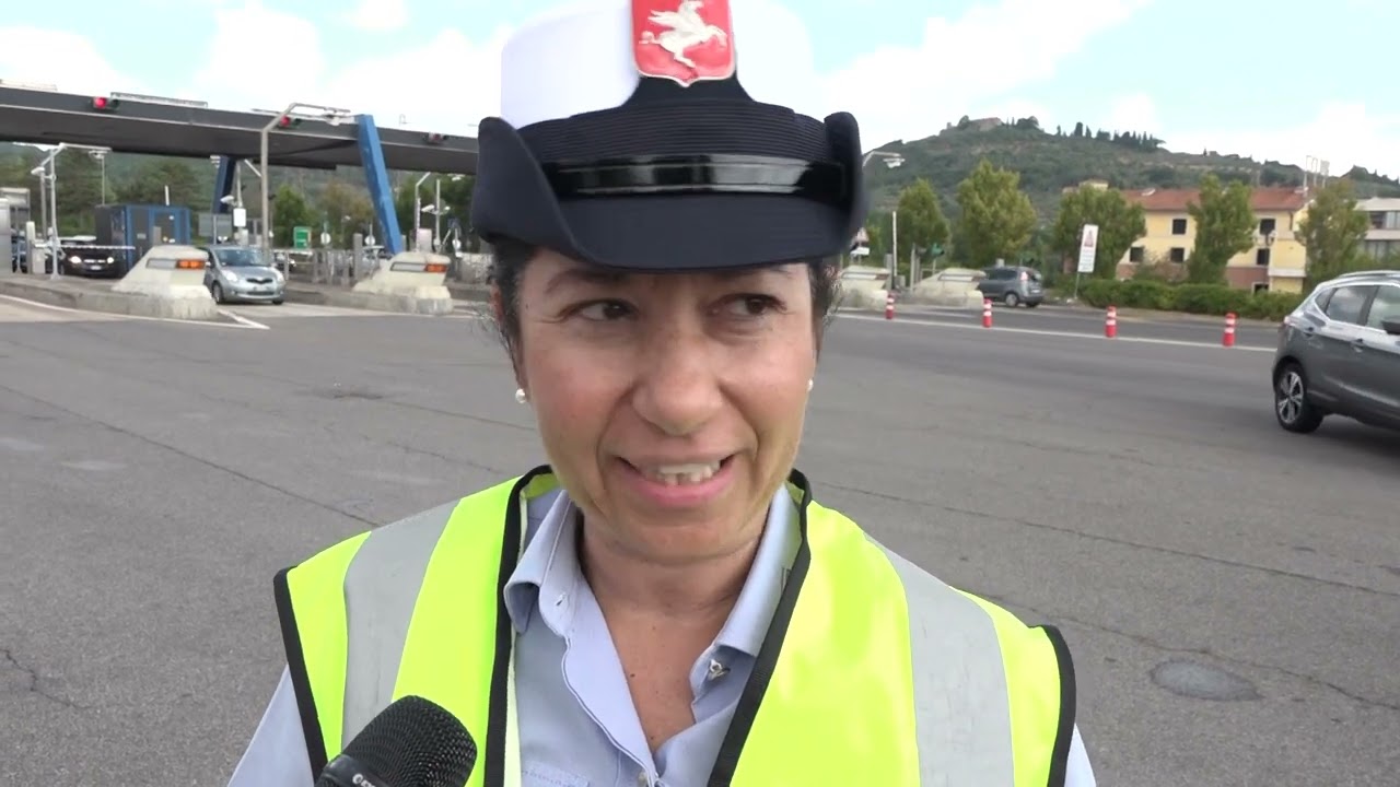 A1, si ribalta un autoarticolato. Code e caos in un giorno da 