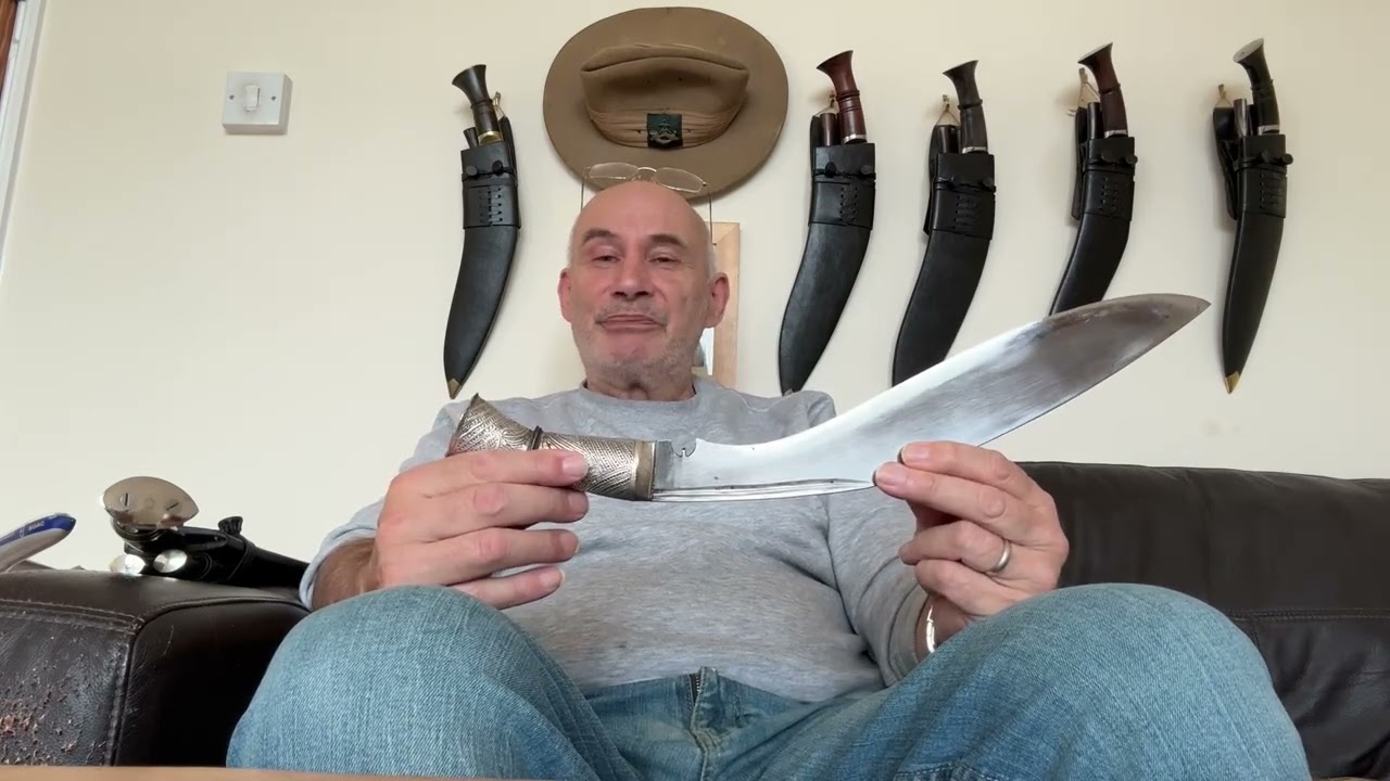 A super silver handed Kukri with an excellent 32.5cm long blade👍