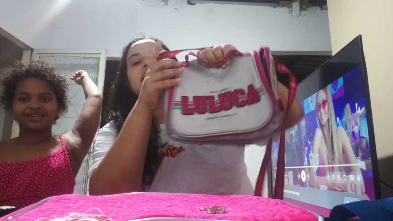 mostrando todas as lancheiras que a Rebecca teve na vida