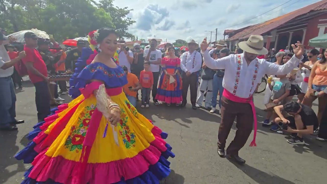 Son: La Miel Gorda, Bailan: Georgina Avendaño Montenegro y Marlon Pupiro