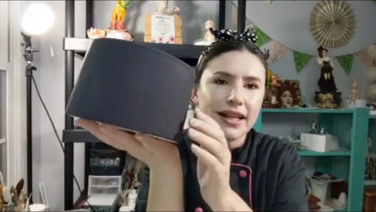 🖤 Cómo forrar una TORTA FALSA con la Técnica de Paneles usando FONDANT 😍| Natalia Salazar
