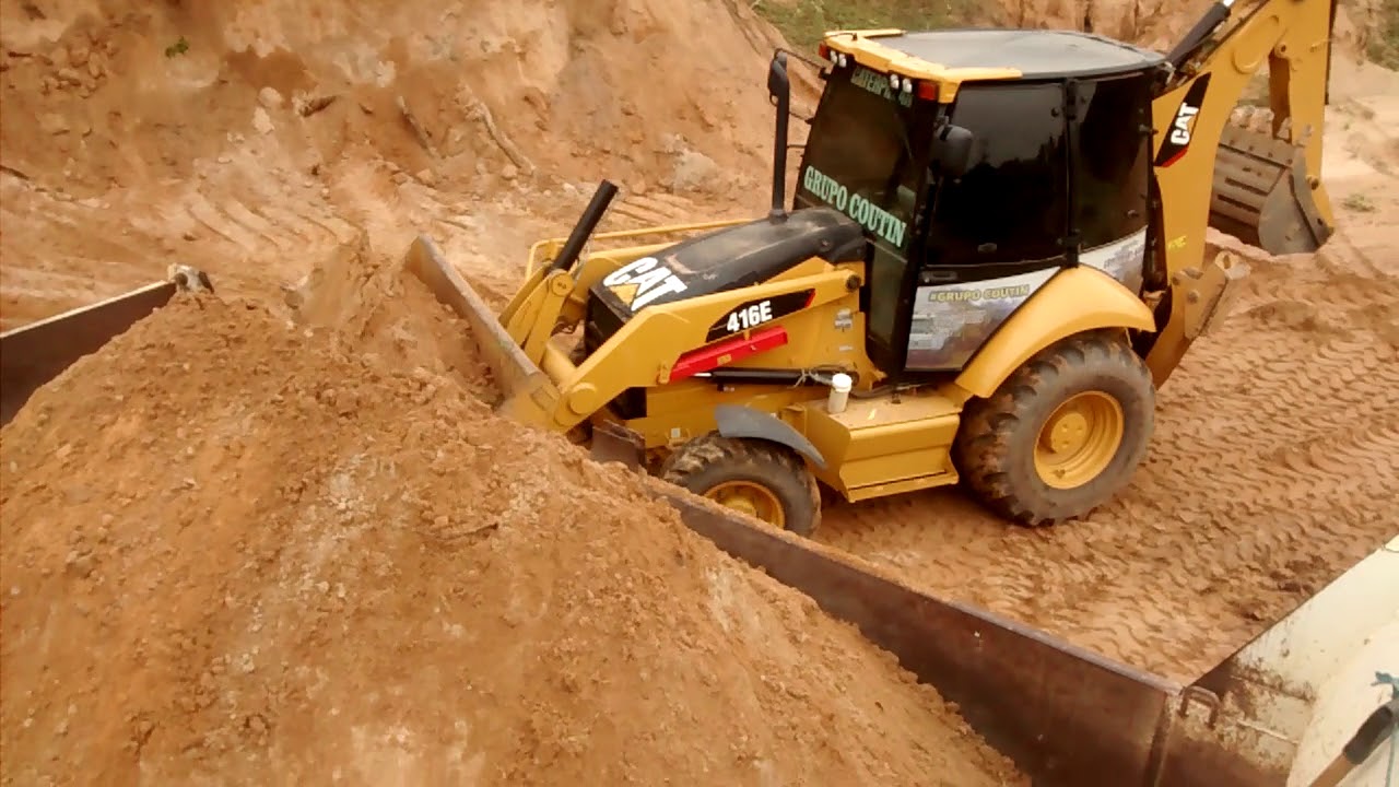CAT 416E no carregamento