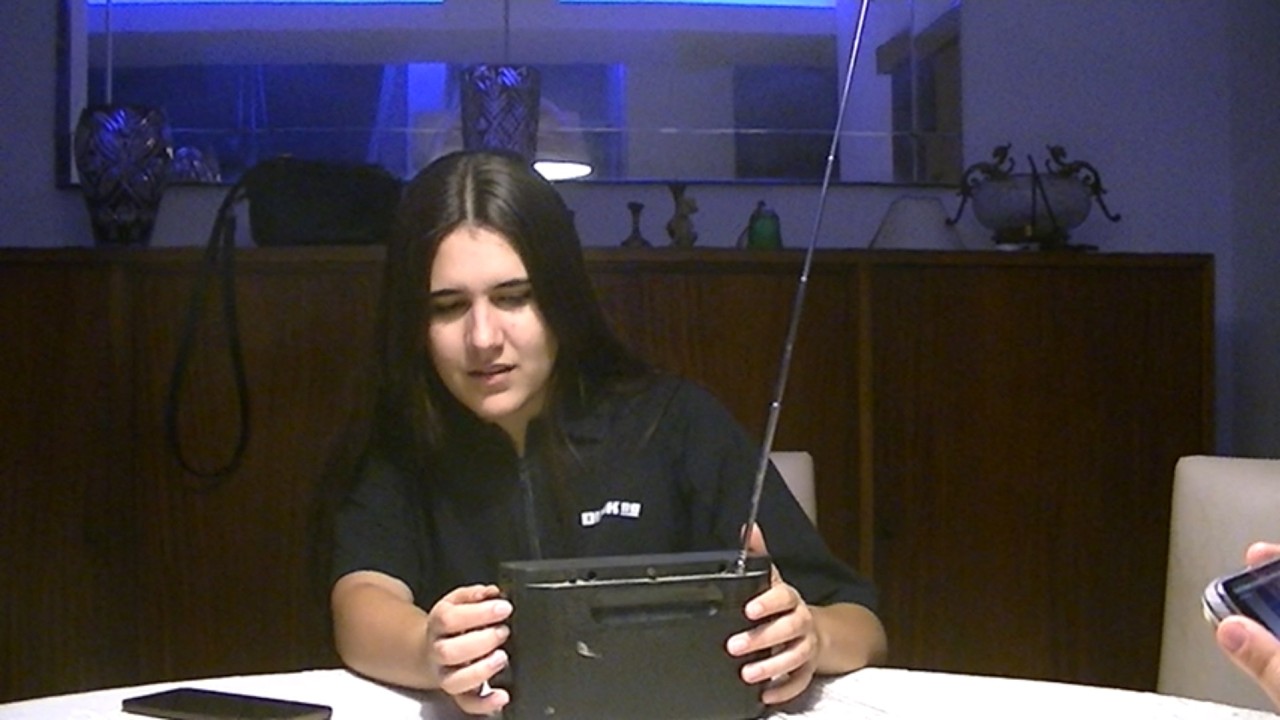 plano secuencia de cuatro chicas con misiones diversas y una radio
