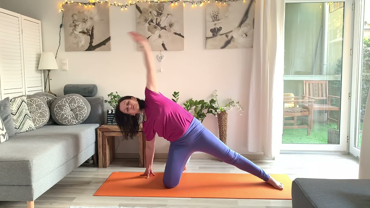Yoga morning flow 🧚🏻‍♀️🍀 back mobility, hips mobility, core, belly, arms, thighs strengthening.