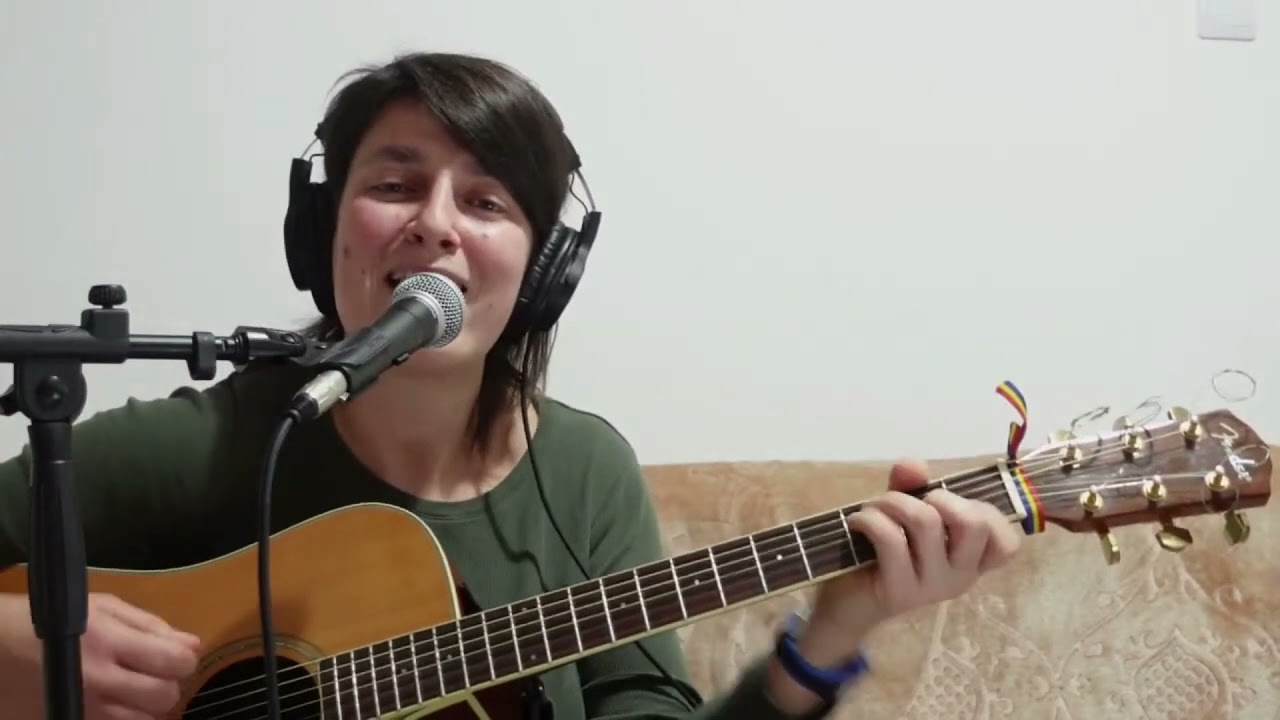 Ana Teodora - M-a tinut mama acasa   (versuri si muzica Ionut Cioroiu)
