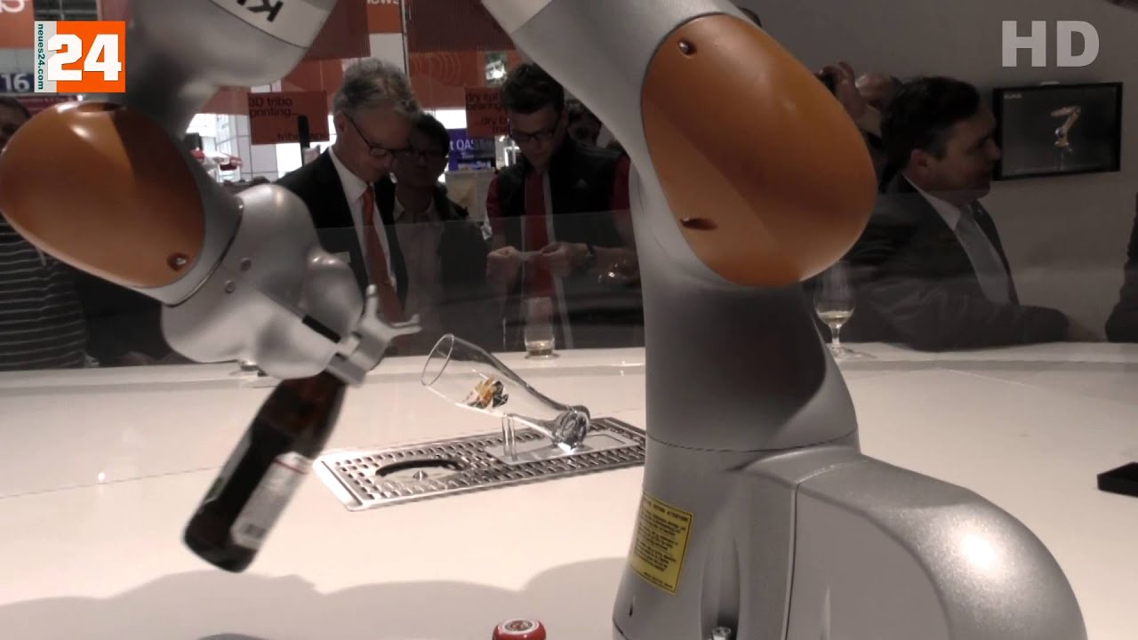 Kuka - Hannover Messe 2015 -  Industrie 4 0 - Roboter schenkt Bier ein