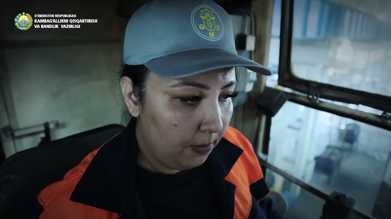 U ayol bo'la turib erkaklar qiladigan ishda ishlaydi.