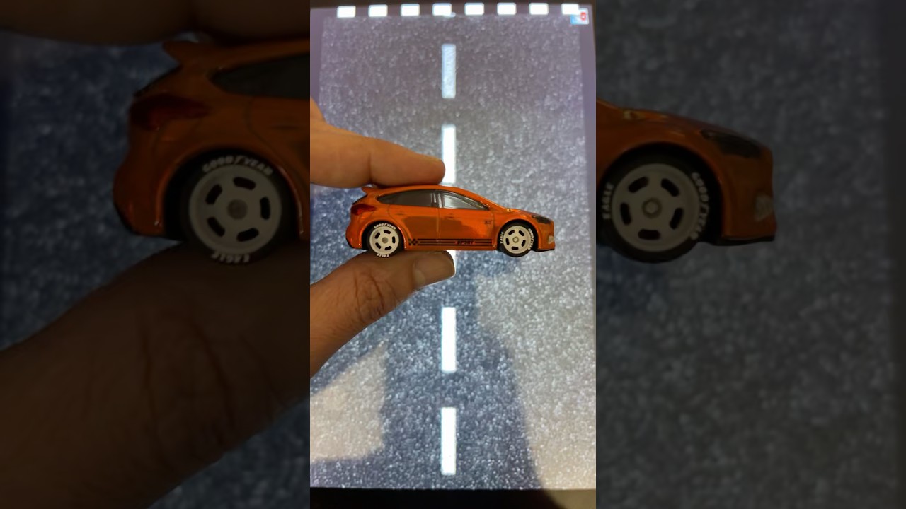 Удивительная трасса Hot Wheels Focus RS оранжевого цвета 