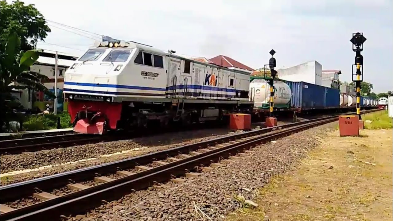 PALANG PINTU PERLINTASAN KERETA API JL LAYUR SEMARANG - LOKOMOTIF WNB BAWA KA BARANG KONTAINER