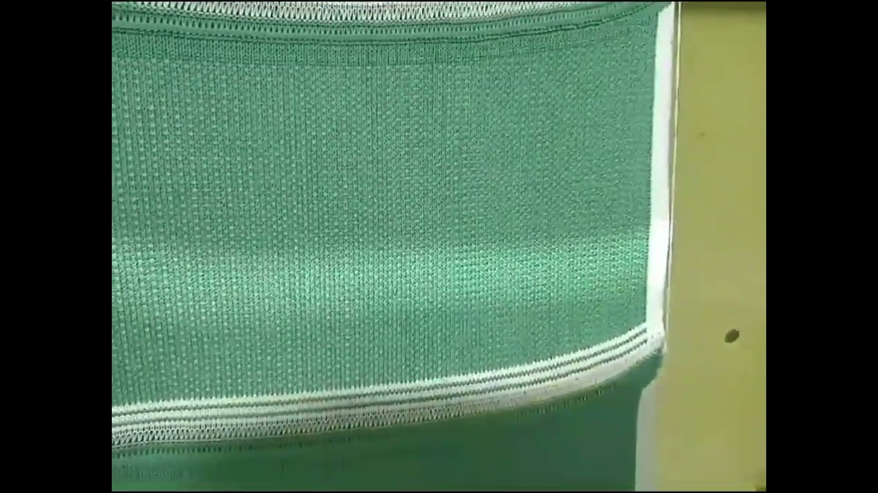 Kahuo Heng tejiendo a persianas.