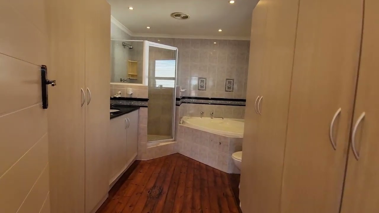 4 Bedroom House For Sale in Rondebosch, Cape Town