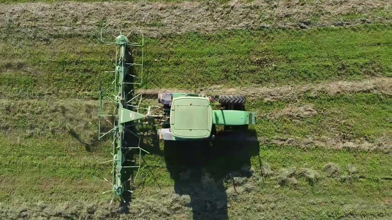 John Deere con spandivoltafieno Krone