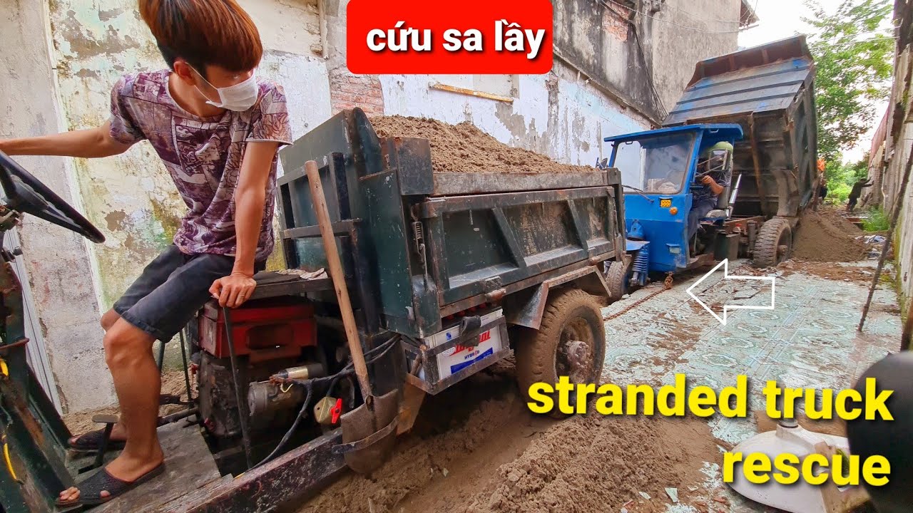 Rescue Diy tricycle carrying bog sand | 2 Công nông sa lầy kéo nhau cực căng , máy xúc kobelko múc