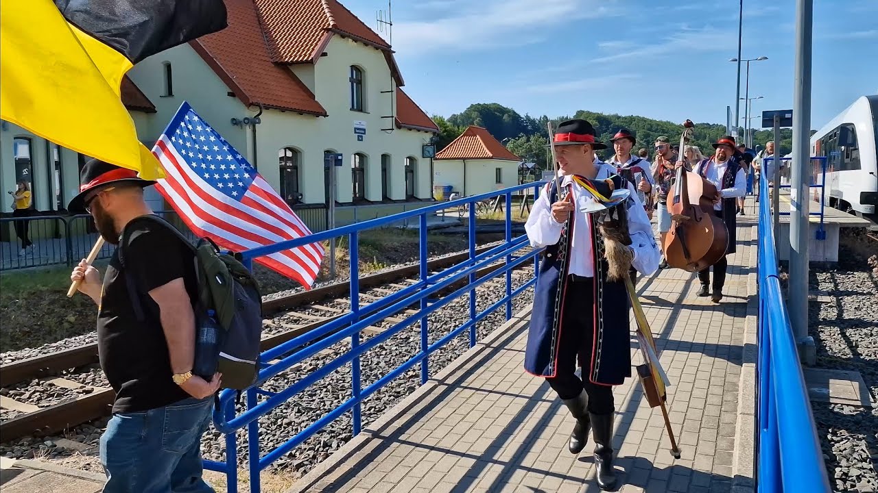 Stacja kolejowa Somonino pociąg  Transcassubia 2023 w drodze do Kartuz XXIV Światowy Zjazd Kaszubów