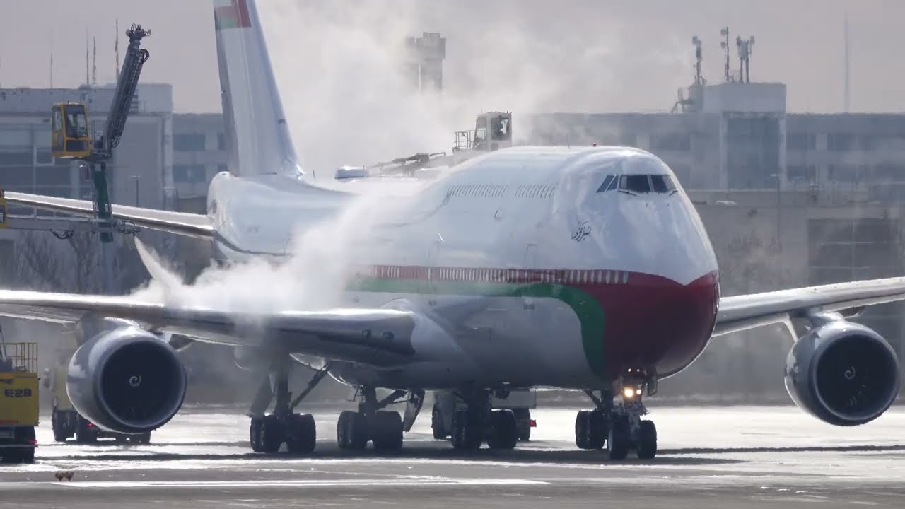 Royal Flight Oman Boeing 747 (A4O-HMS) in MUC - incl. deicing