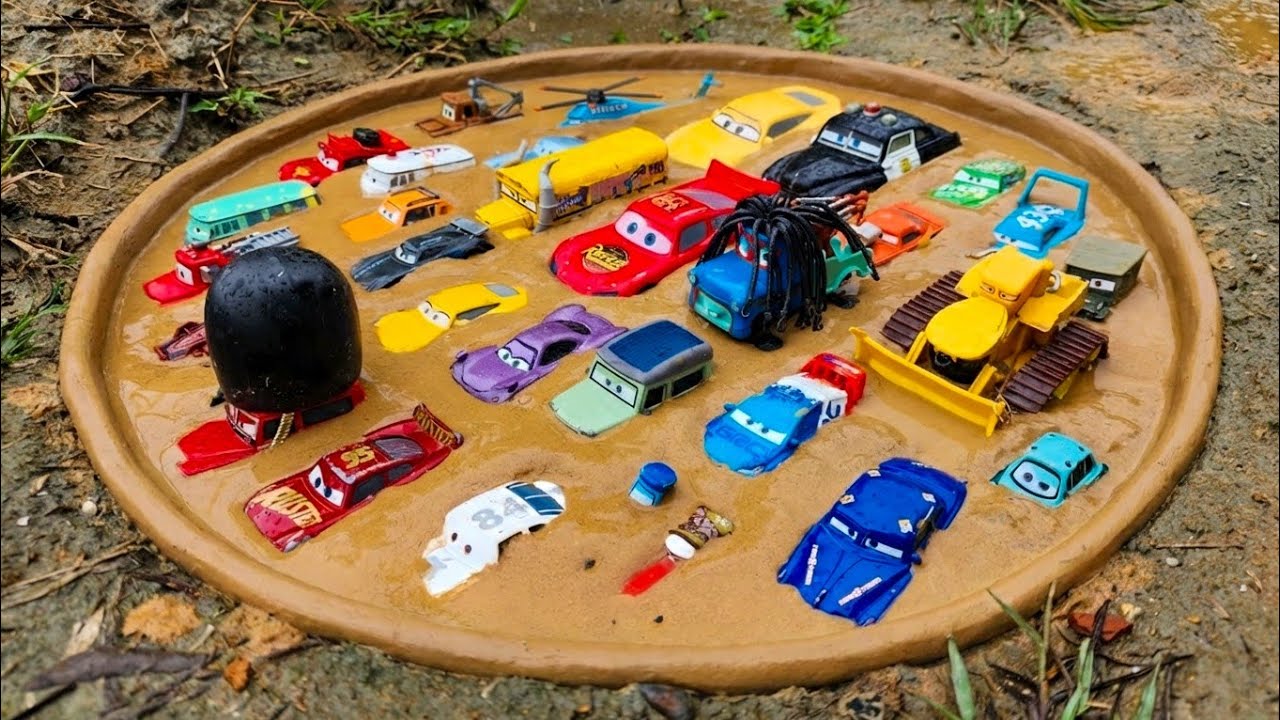 Aha! Membersihkan Mainan Mobil Disney Pixar Cars, Lightning McQueen, Chick Hicks, Fillmore