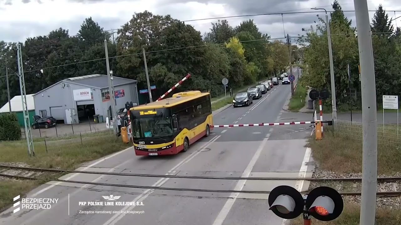 Ł&oacute;dź: autobus utknął pod rogatkami