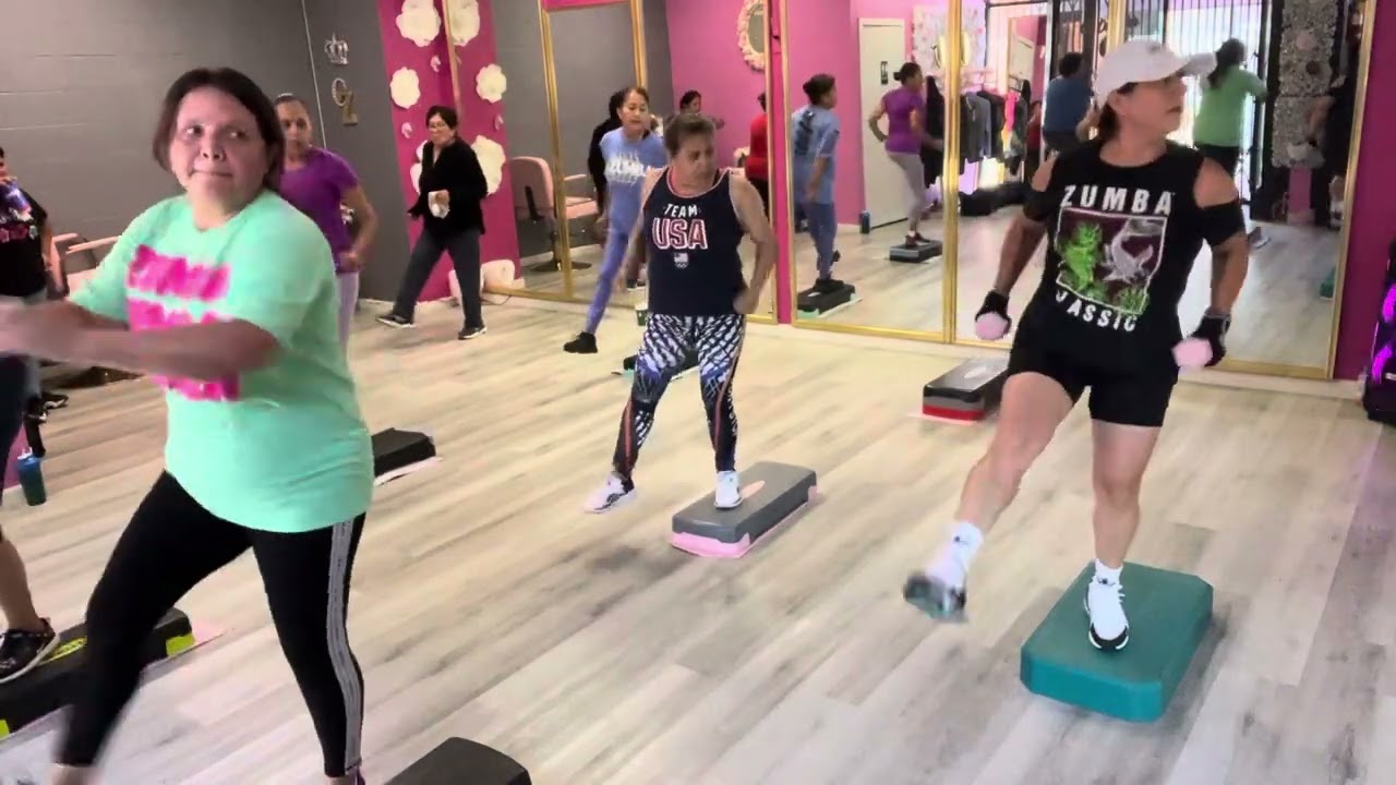 No tengo Los derechos de la musica es solo entretenimiento/ step Zumba resistencia con Moni 💃🦋🥰