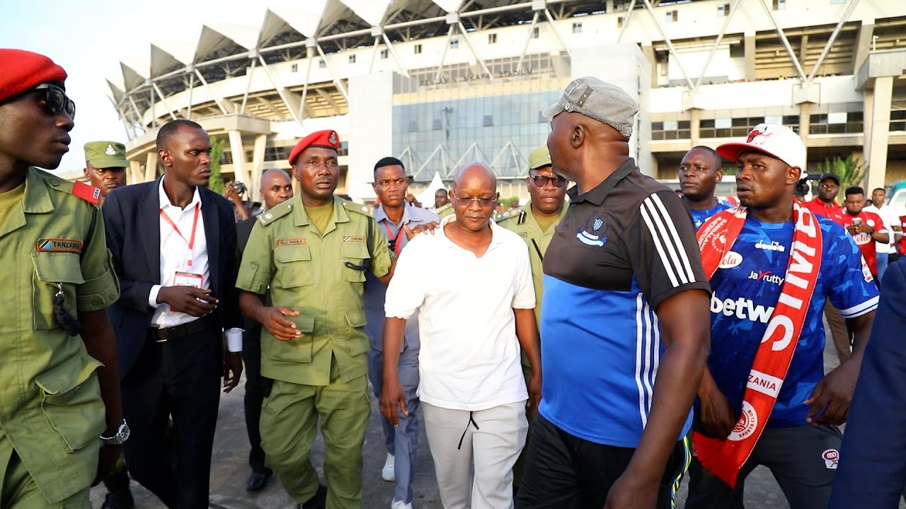 ONA MASHABIKI WALIVYOMVAMIA MANGUNGU NA KUTAKA KUMPIGA/ATOKA NA ULINZI MKALI MKAPA