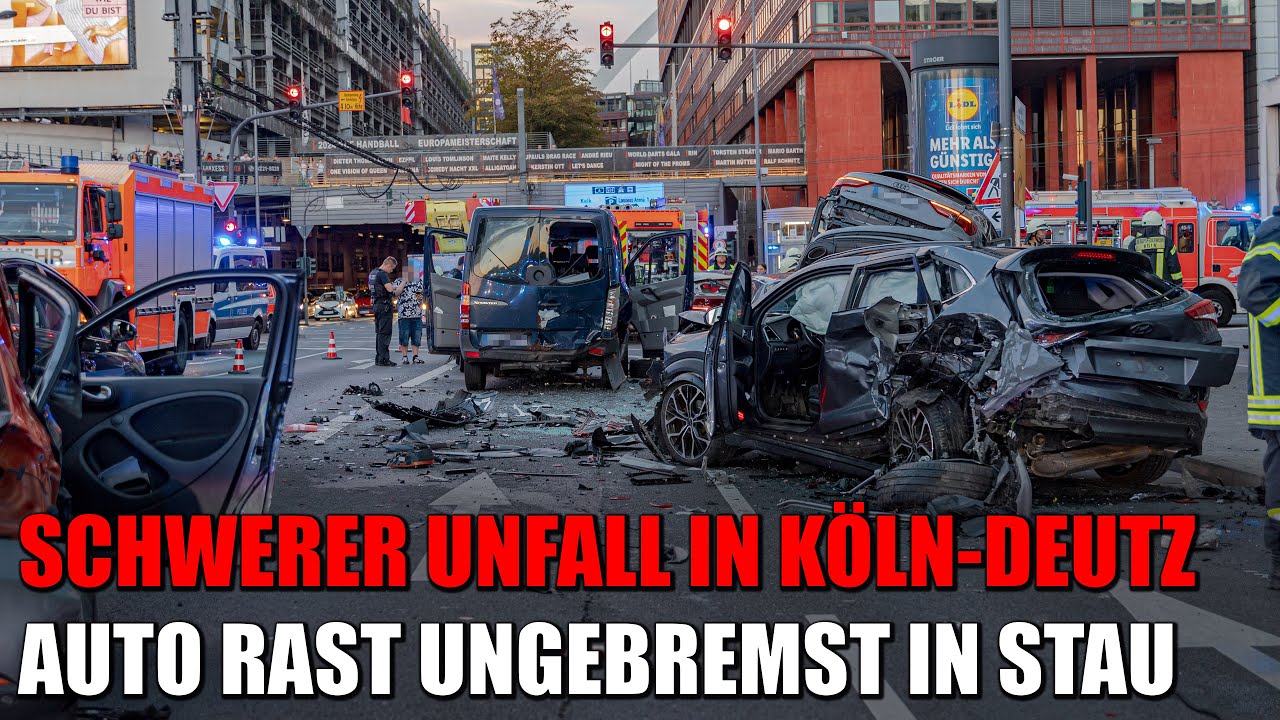 Massen-Crash am Bahnhof in Köln-Deutz - PKW rast mit hoher Geschwindigkeit in Stauende | 18.08.2023