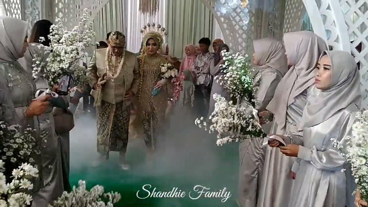 Prosesi Penyambutan Pengantin Menuju Pelaminan Diacara Resepsi Pernikahan di Kedamaian B.lampung