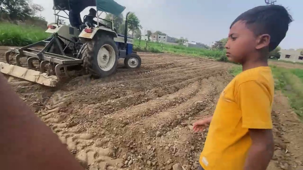 खेत में काम करने गए 
