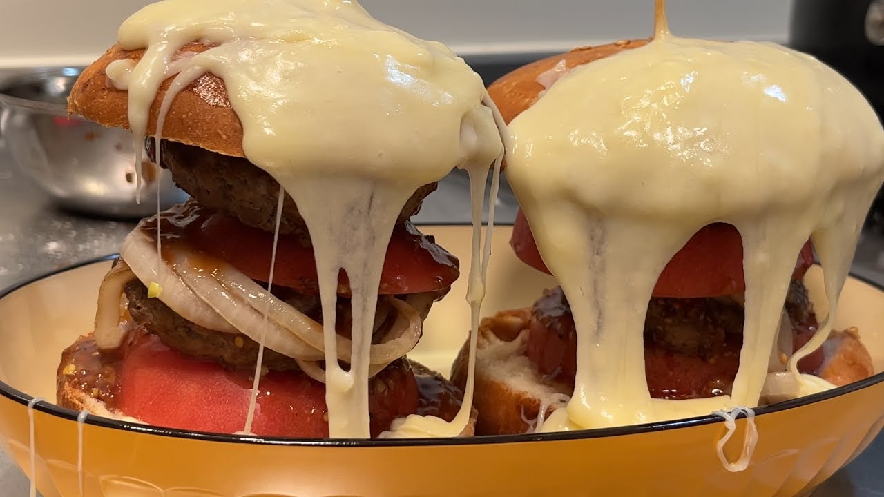 パンをこね、肉をこね、ハンバーガーを作る