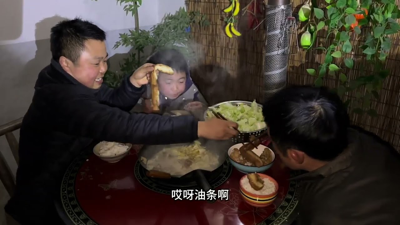 2025最后一天下一场大雪，一家人烤火吃腊排骨猪尾巴火锅真香 #返乡创业青年 #农村生活 #农村美食 #我的乡村生活 #抖音美食创作人