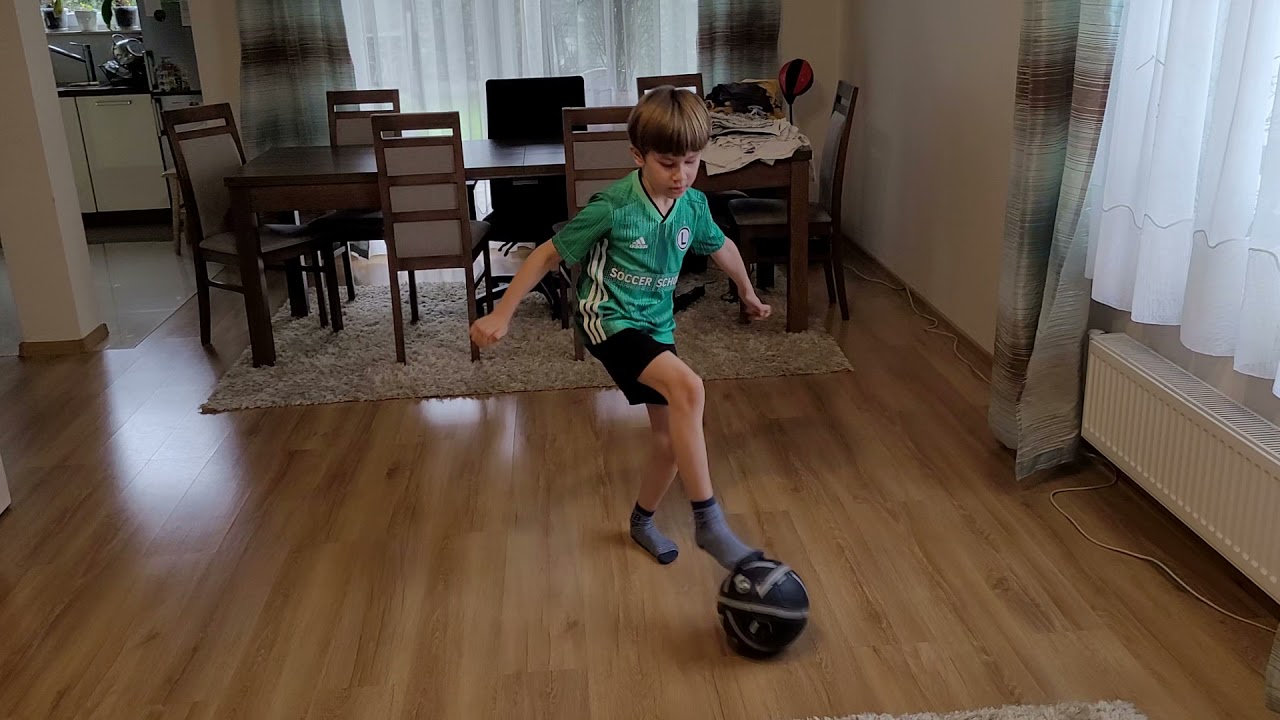 Trening piłki nożnej w domu dla dzieci