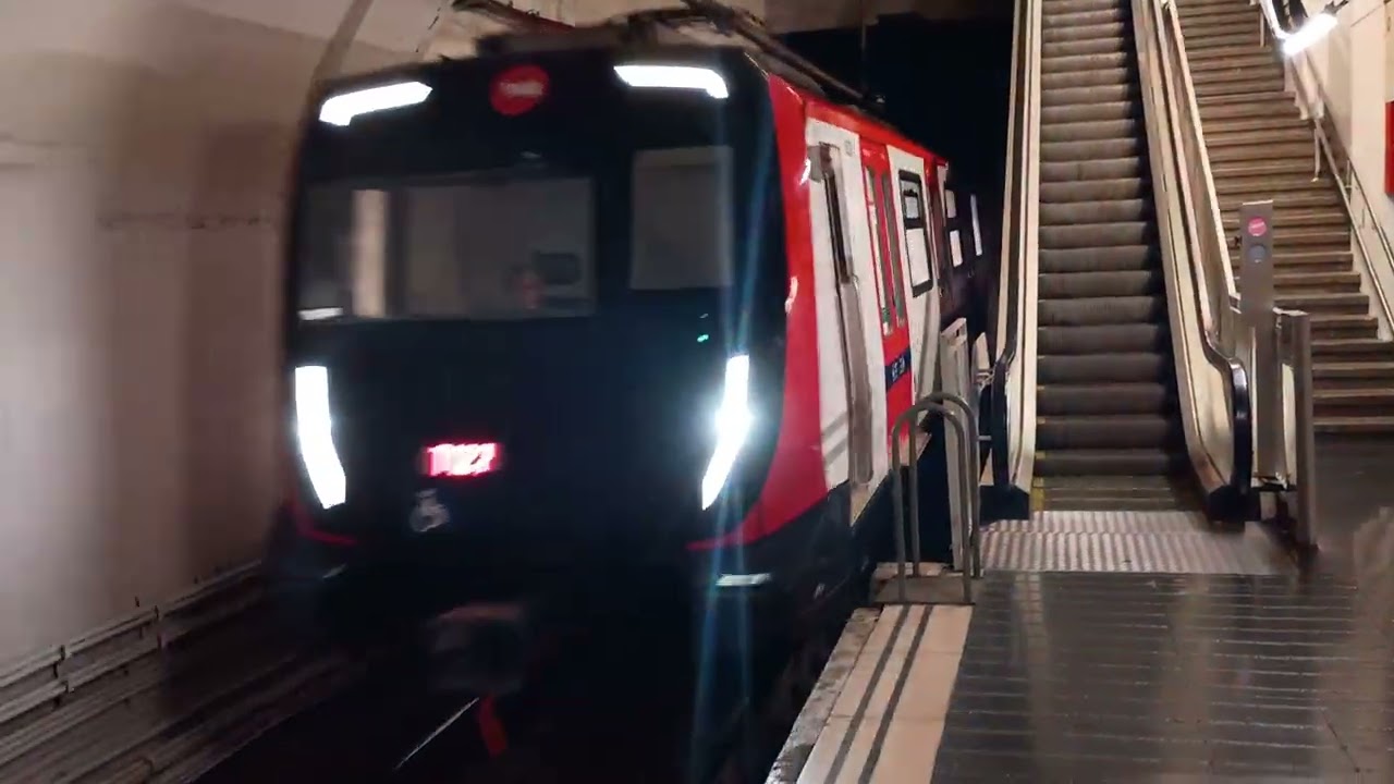 Sèrie 8000 turno 127 sin parada por L1 Torras i Bages Metro de Barcelona 2025