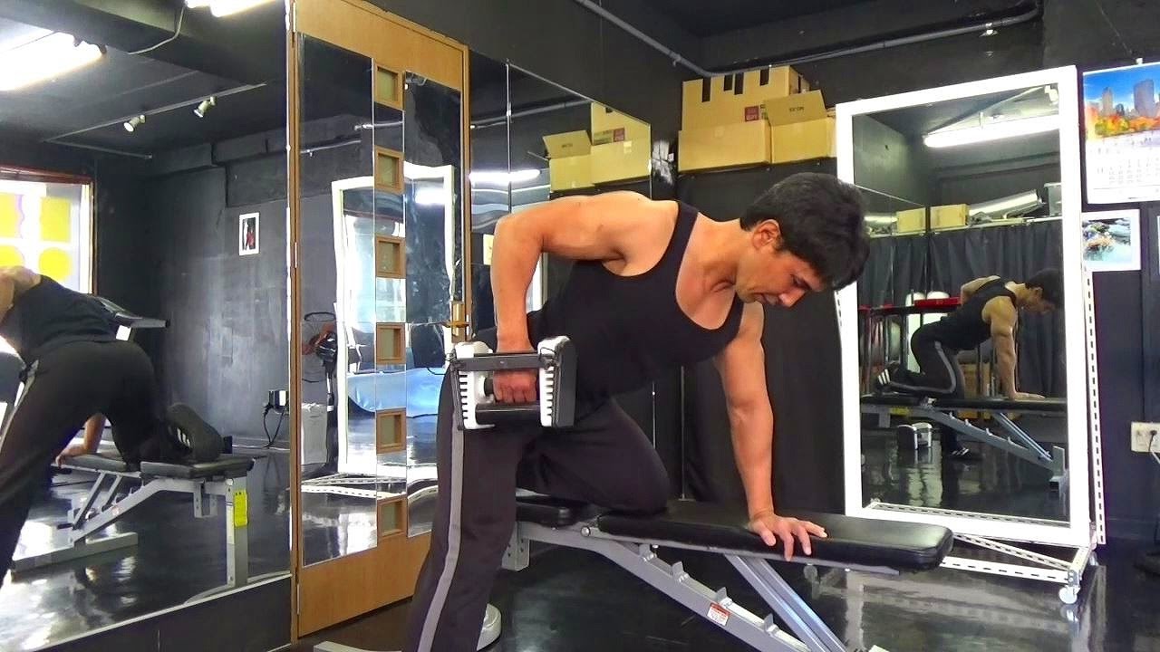 ワンハンドローイングのやり方を解説！広背筋に効くフォームと腰が痛くならない方法