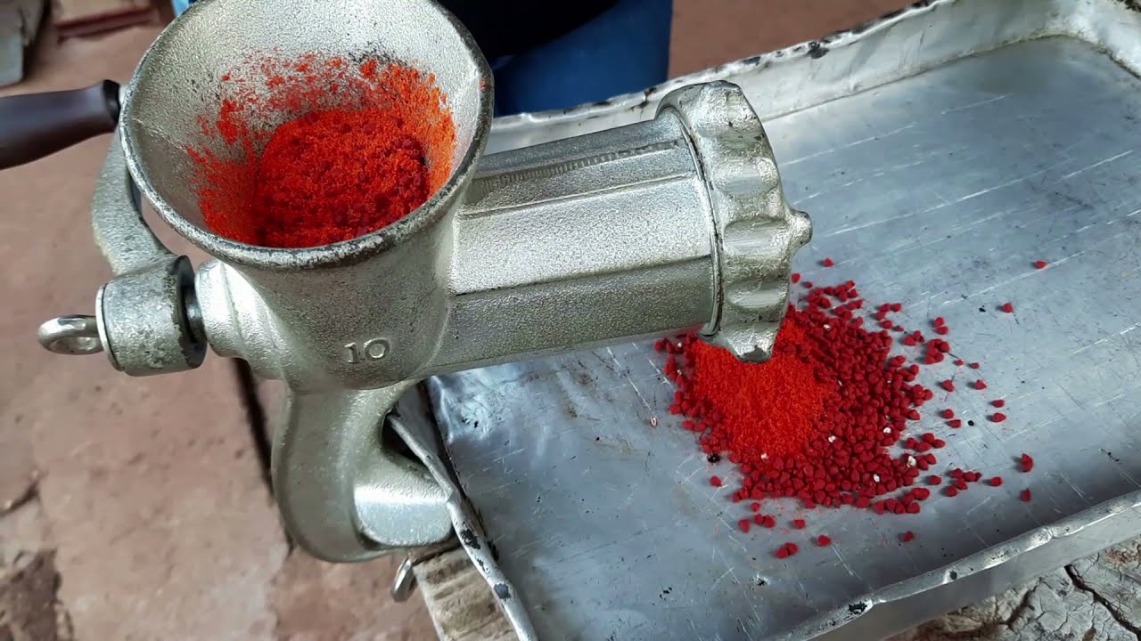 Como fazer colorau ou urucum,  na maquina de moer carne.