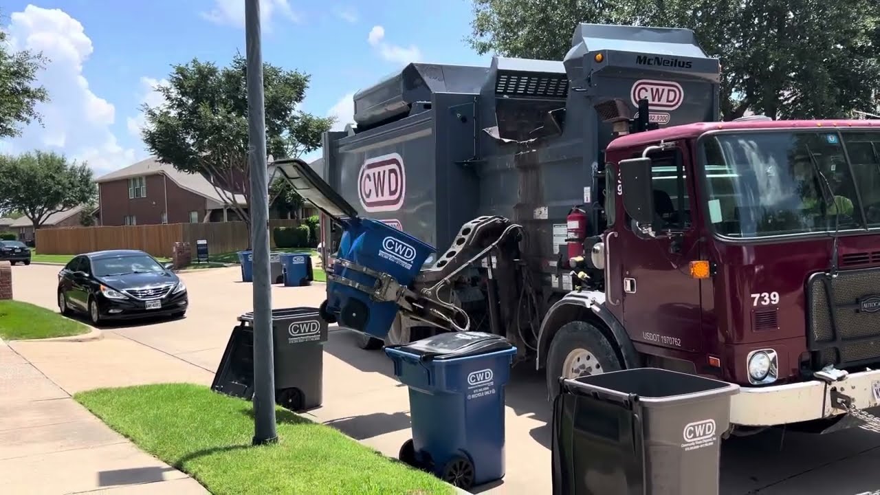 Community Waste Disposal: ACX Autocar McNeilus Auto Reach