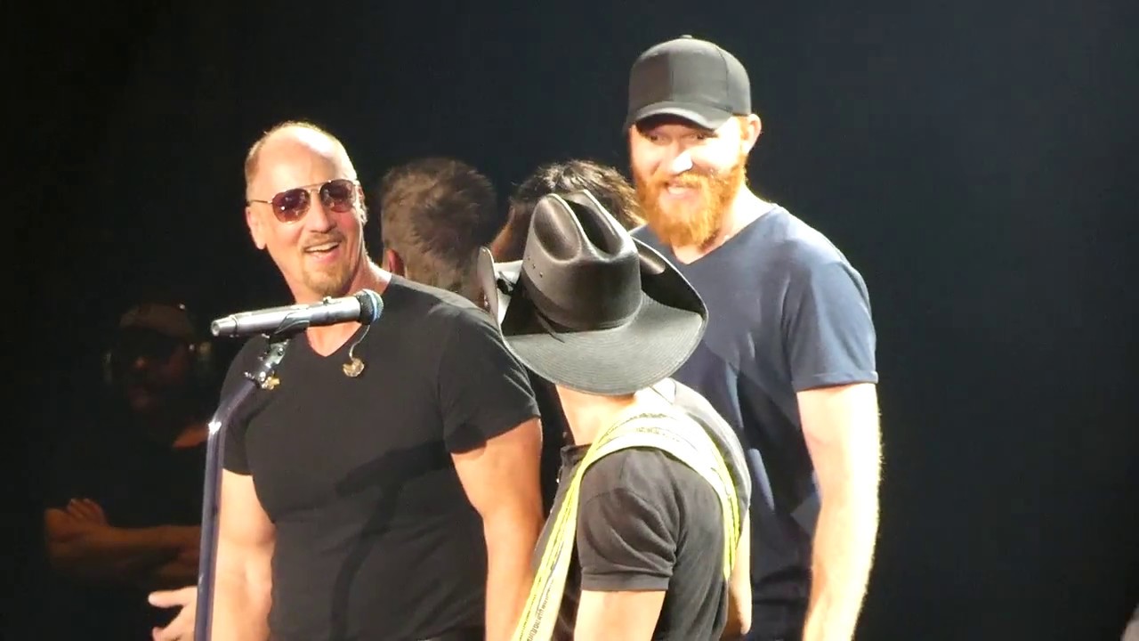 Where The Green Grass Grows -Tim McGraw Sings With His Band - Jacksonville - 9-16-2017