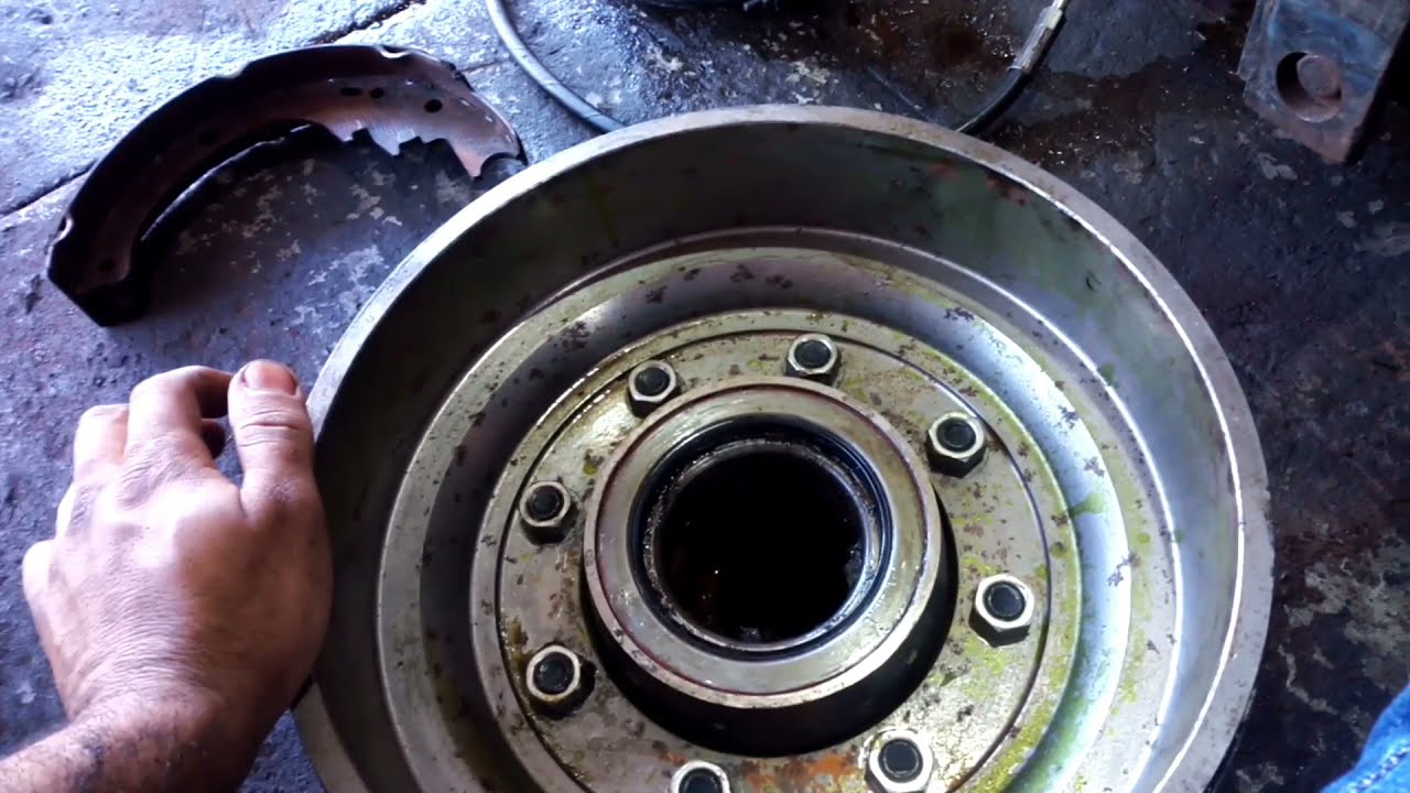 manutenção na parte do freio da empilhadeira Toyota 2,5 tonelada.