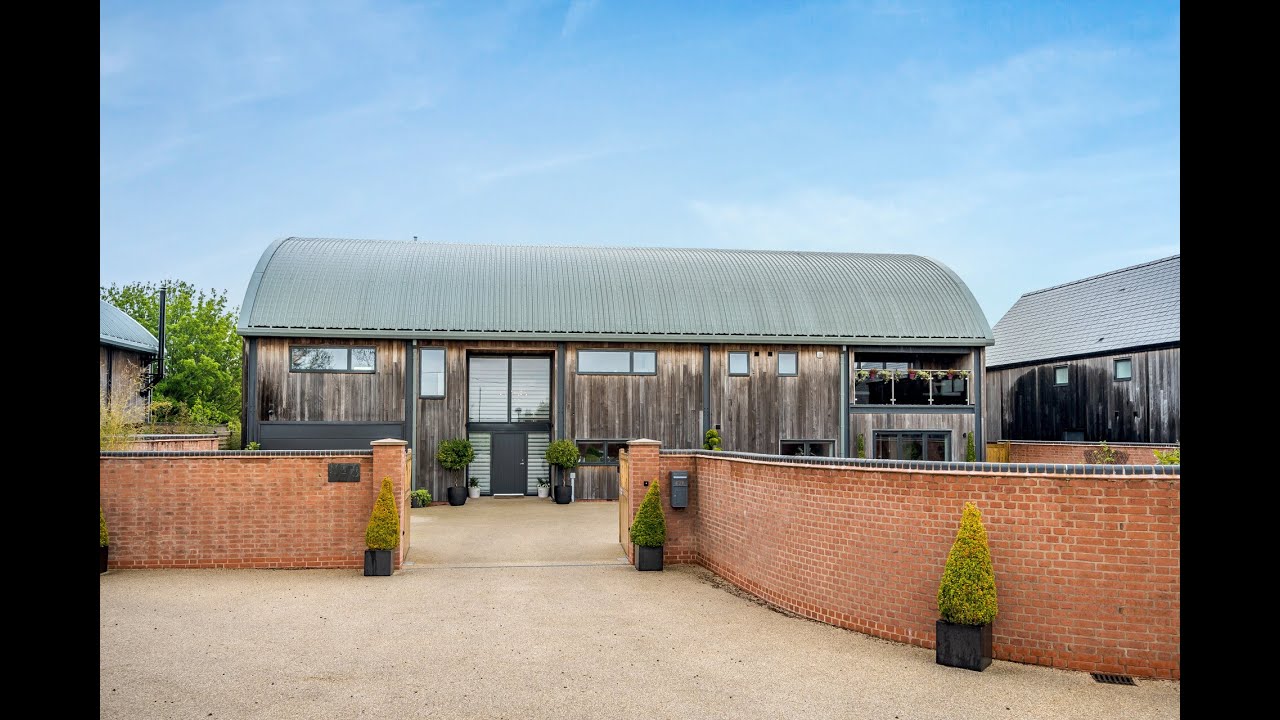The Dutch Barn, Boston Sidings, Cadeby, Nuneaton, Warwickshire | Fine & Country Rugby | Graham Lee