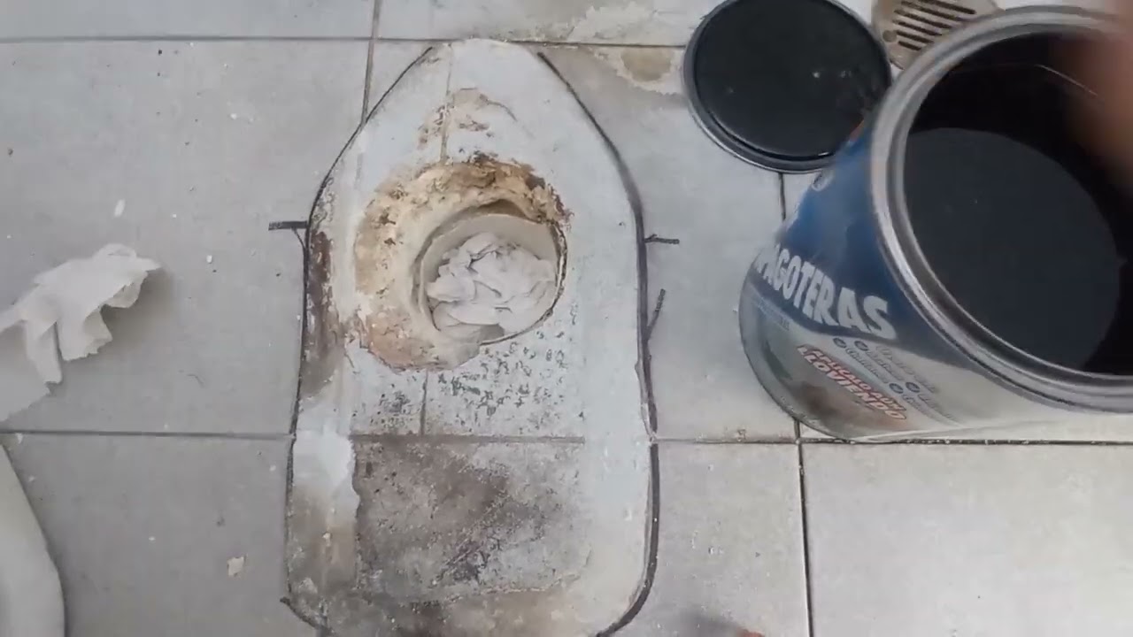 filtración de agua en techo del WC
