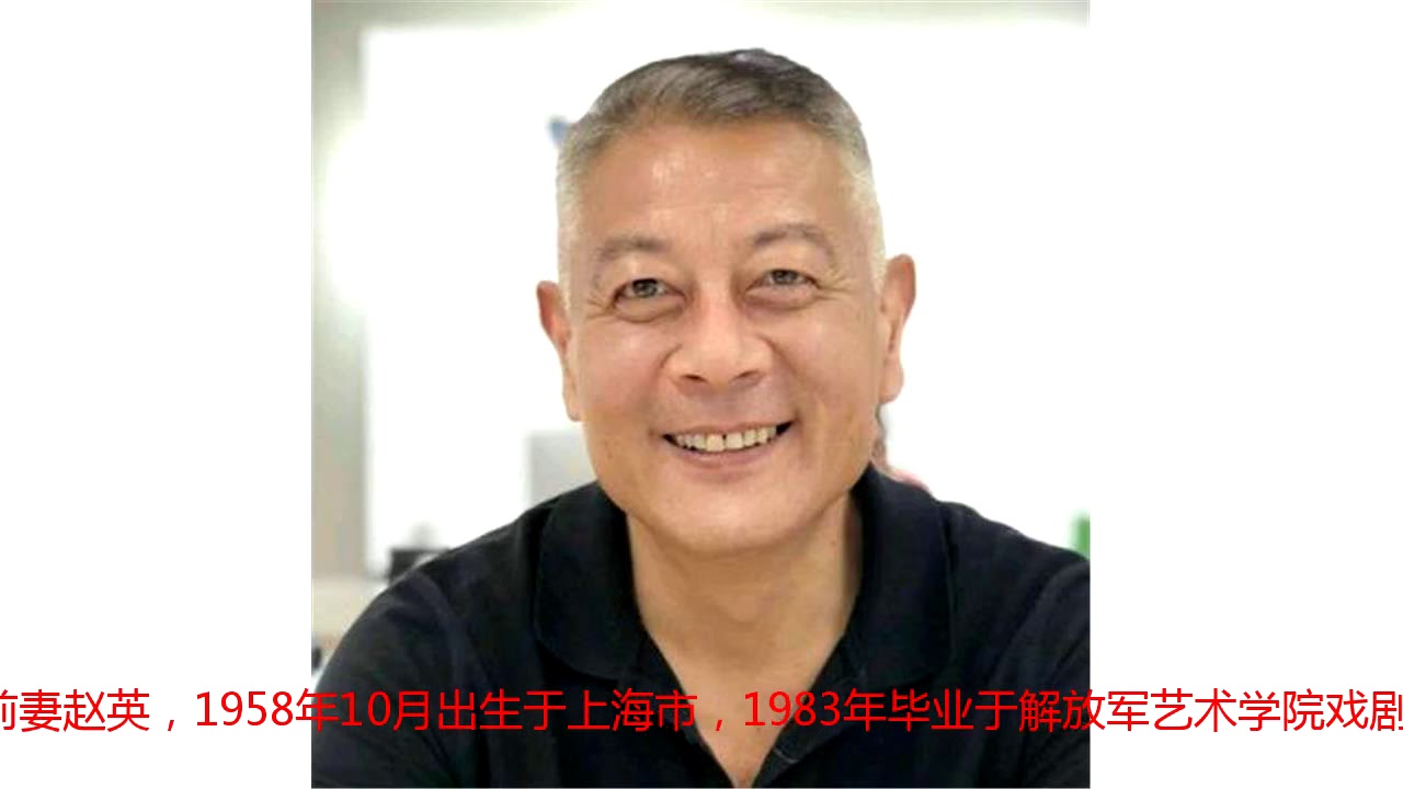 58岁巫刚和妻子离婚15年 现满头白发 享副师级待遇 前妻气质优雅