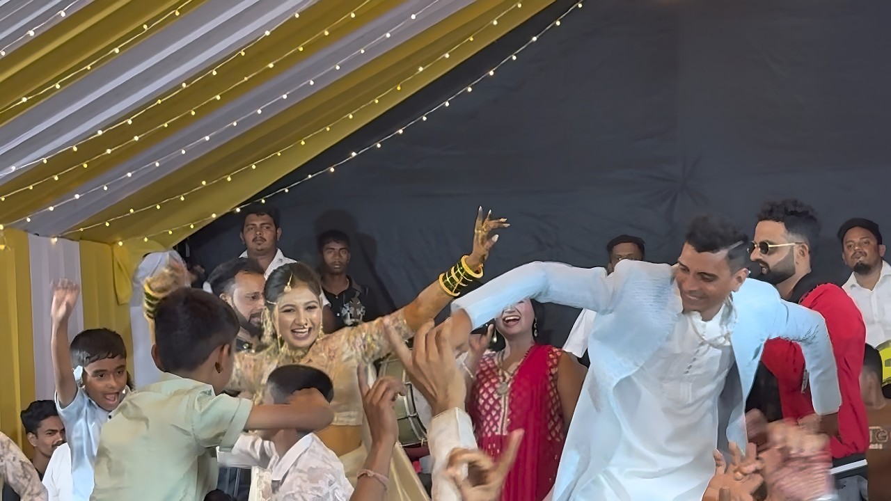 अशी Slow गाणी वाजली की सगळ्यांनाच आवडतात 🤩 Aagri Koli Haldi || Haldi Vibes || The Banjo Vlogger