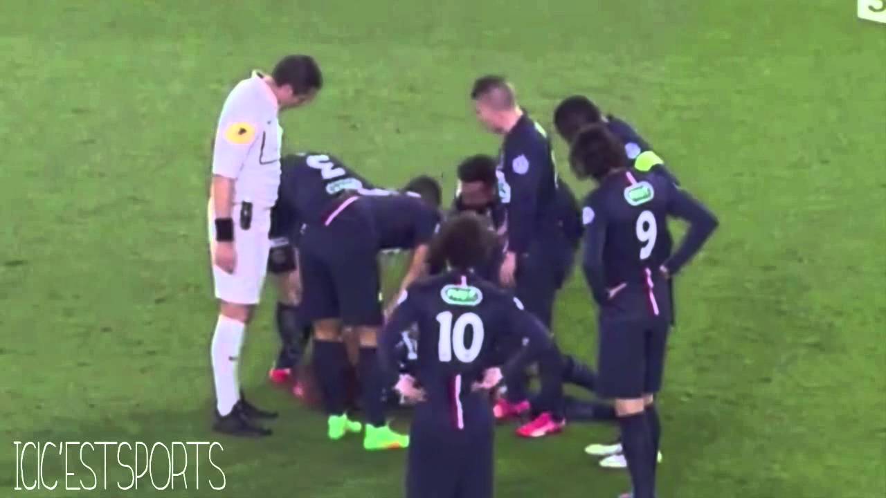 Ezequiel Lavezzi | Practices Medical skills on David Luiz