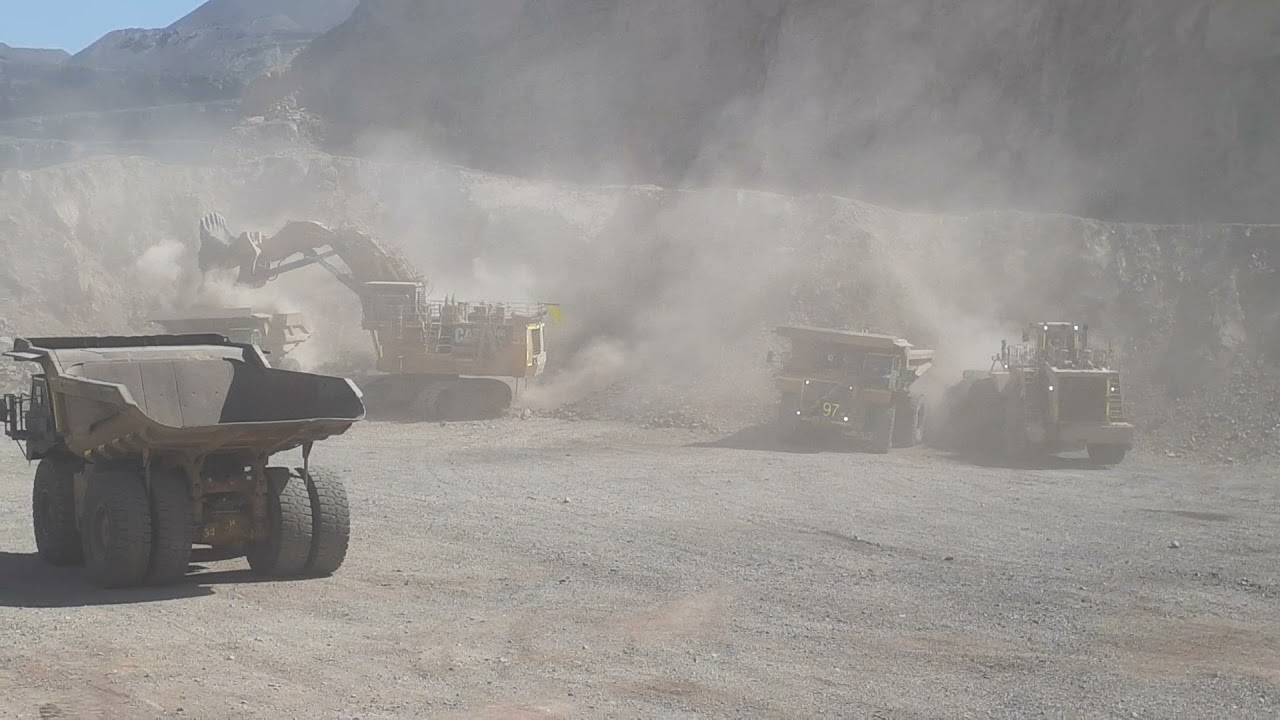 Minera Shogang Hierro Perú - Carga de material a camiones mineros