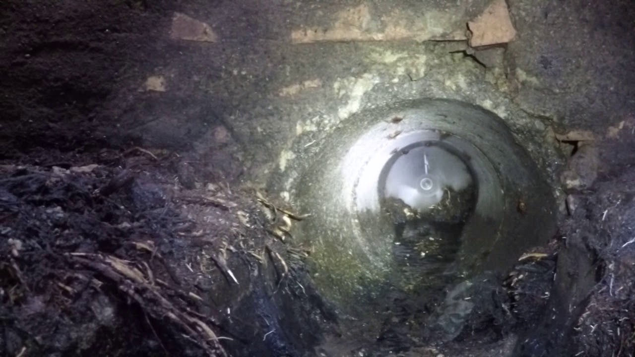 Corte de raíces en conductos de hormigón