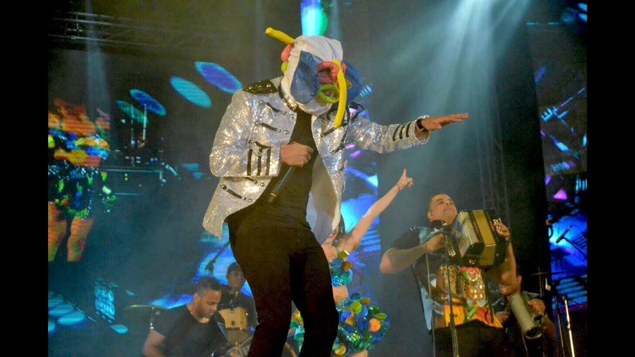 EL LATIGO MARTIN ELIAS BAILA CON LA REINA DEL CARNAVAL