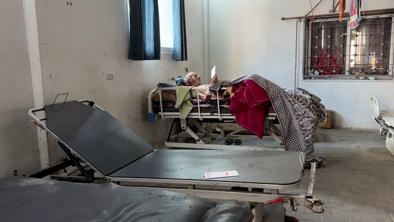 معظم المرضى والجرحى والطواقم الطبية يخلون مستشفى الشفاء بغزة بسبب القصف والتوغل البري الإسرائيلي