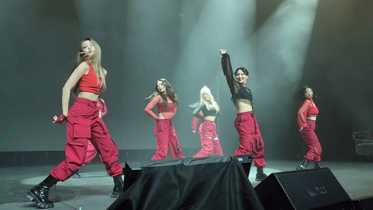 Dreamcatcher (드림캐쳐) - Red Sun | 220703 | Louisville KY | Front Row [4k60fps FANCAM] 