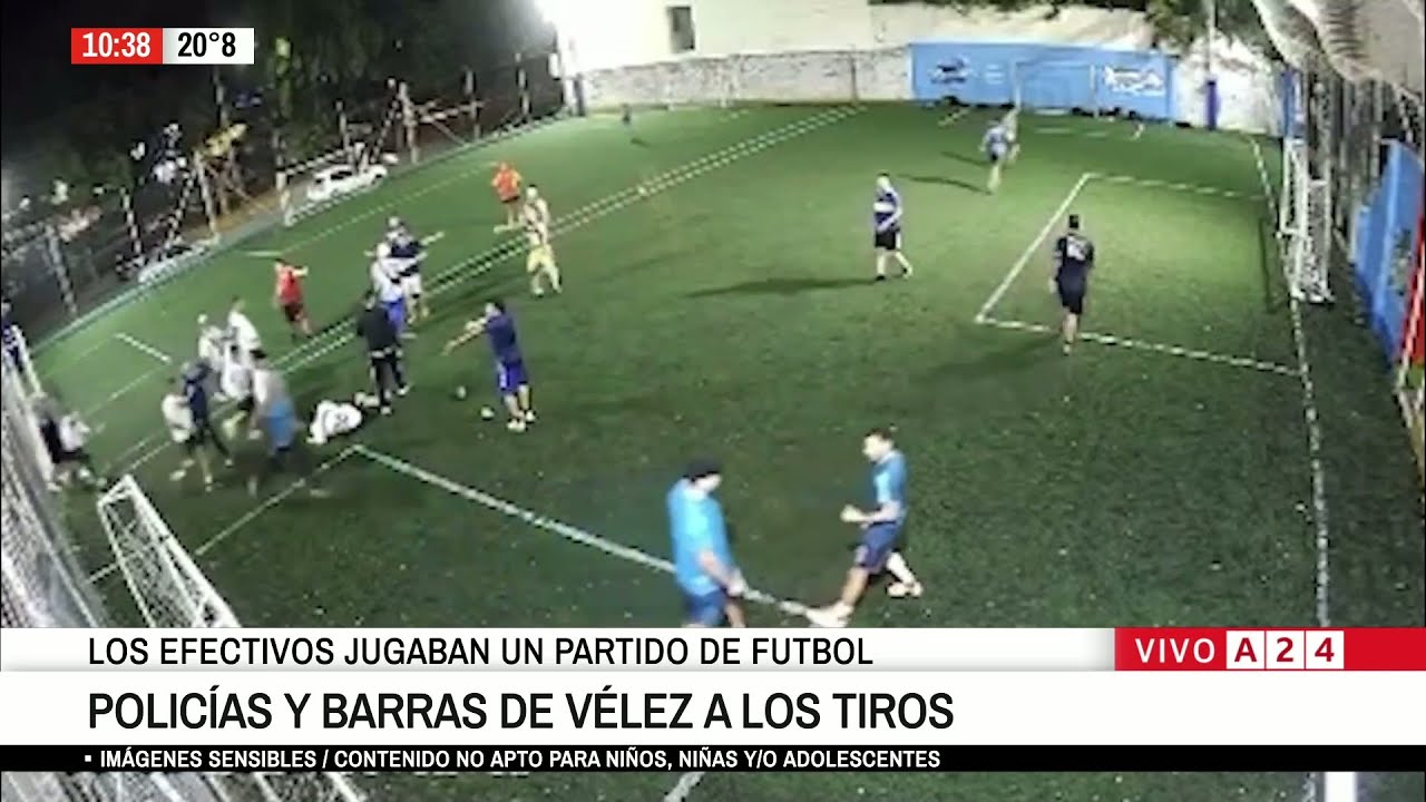 🚨 BATALLA CAMPAL ENTRE BARRAS DE VÉLEZ  Y POLICÍAS QUE JUGABAN UN PARTIDO DE FÚTBOL