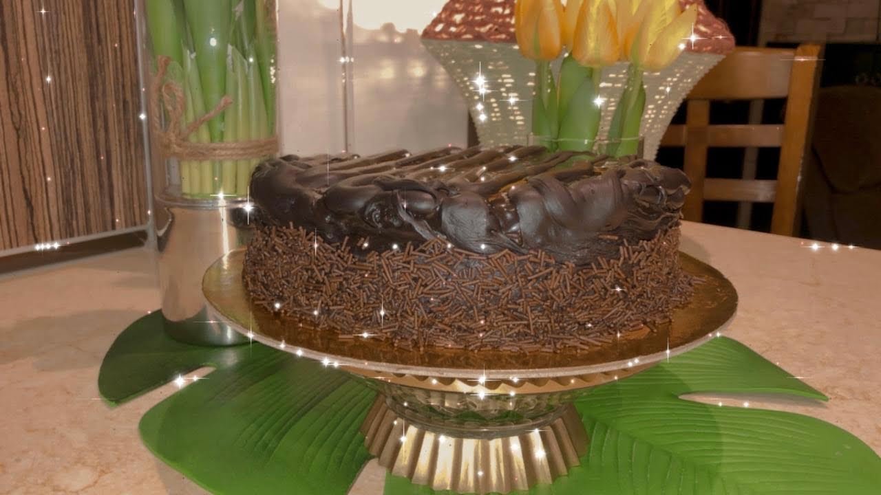 كيك الفادج السريع بصوص رهيب يدوب في التم دوبان😋سحرت كل من تذوقها😋رغم مكوناتها البسيطه