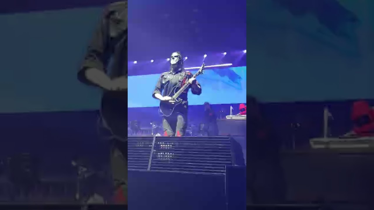Corey Taylor potentially saves the lives of a few fans in the pit during 
