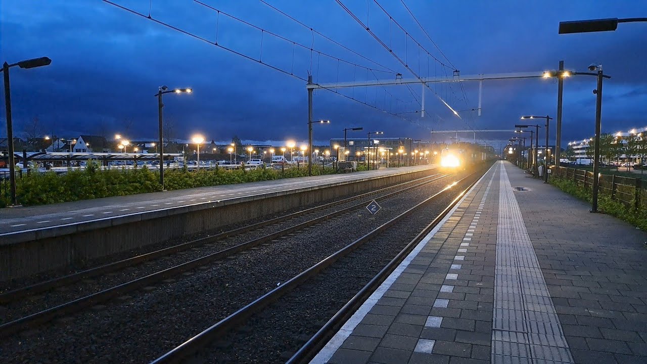 *Lampen Disco + Typhoon!* LTE 186 942 komt met een containertrein langs station Tilburg Reeshof!